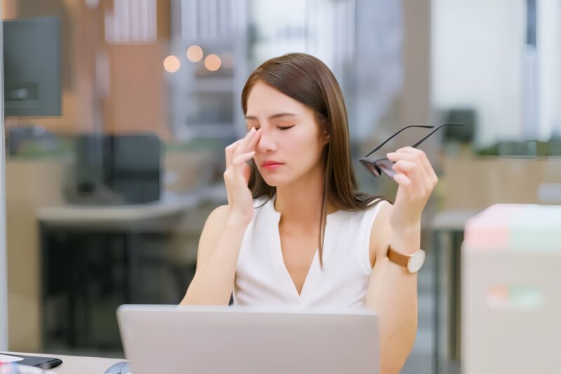 Cara Mengatasi Mata Kering karena Terlalu Lama di Depan Laptop